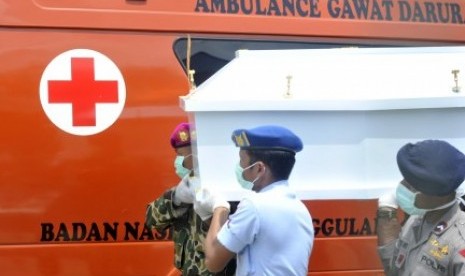 etugas SAR gabungan membawa peti jenazah korban kecelakaan pesawat Trigana Air di Kompleks Bandara Sentani, Kabupaten Jayapura, Papua, Kamis (20/8). Seluruh jenazah korban kecelakaan pesawat yang berjumlah 54 jenazah telah dibawa dari Oksibil ke RS Bhayang