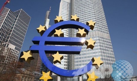 Euro logo terlihat di depan Bank Sentral Eropa, ECB di Frankfurt, Jerman.