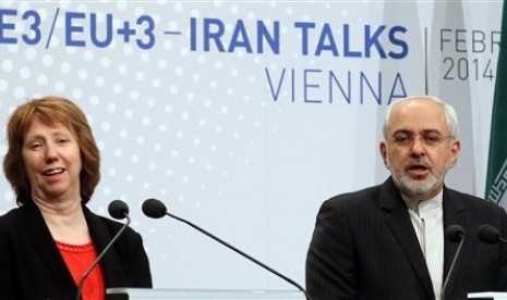 Perwakilan Tinggi Uni Eropa Catherine Ashton (kiri) and Menteri Luar Negeri Iran Mohammad Javad Zarif pada pembicaraan nuklir Iran di Wina, Austria pada 2014.