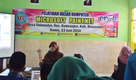 Eva Argarini sedang menjelaskan materi photo grafis menggunakan Ms. Paint.Net di Lab MI Tasimirussibyan, Banyumas, Kamis (23/6/2016).