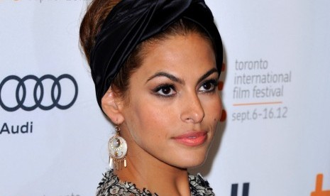 Eva Mendes bantah dirinya berhenti dari dunia akting karena anak.