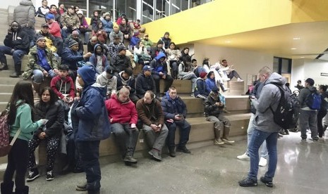 Evacuees gather at Kodiak High School in Kodiak, Alaska, Tuesday, Jan 23, 2018, after an earthquake and tsunami alert. 