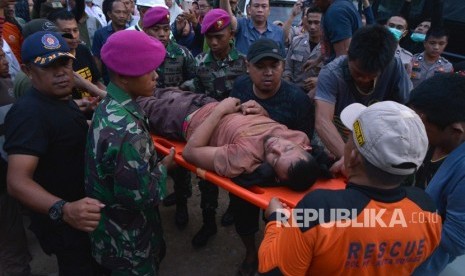 Evakuasi Bolaang Mangondow. Petugas menggotong salah seorang penambang yang selamat dari lokasi Pertambangan Emas Tanpa Izin (PETI) Desa Bakan, Kecamatan Lolayan, Kabupaten Bolaang Mongondouw, Sulawesi Utara, Rabu (27/2/2019).