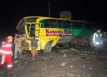 Evakuasi bus karunia bakti yang terperosok kesebuah vila usai menghantam bus doa ibu serta mobil Avanza, mobil Grand Livina dan sebuah angkot dikawasan Cisarua, Puncak, Bogor, Jawa Barat, Sabtu (11/2). (Republika/Agung Supriyanto)