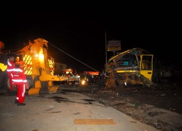 Evakuasi bus karunia bakti yang terperosok kesebuah vila usai menghantam bus doa ibu serta mobil Avanza, mobil Grand Livina dan sebuah angkot dikawasan Cisarua, Puncak, Bogor, Jawa Barat, Sabtu (11/2). (Republika/Agung Supriyanto)