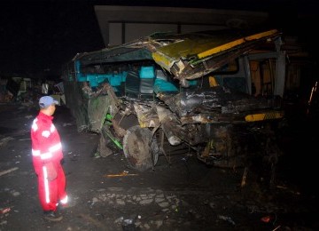 Evakuasi bus karunia bakti yang terperosok kesebuah vila usai menghantam bus doa ibu serta mobil Avanza, mobil Grand Livina dan sebuah angkot dikawasan Cisarua, Puncak, Bogor, Jawa Barat, Sabtu (11/2). (Republika/Agung Supriyanto)