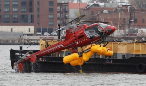 Evakuasi helikopter yang jatuh di Sungai Timur, Manhattan, New York, Amerika Serikat (AS).