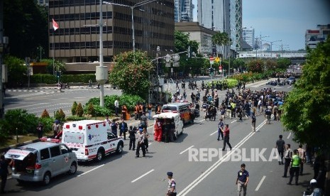 Evakuasi jenazah korban insiden bom dan penembakan oleh kelompok bersenjata di Pos Polisi Sarinah, Jl MH Thamrin.  (Republika/Yogi Ardhi)