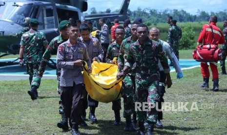 Evacuation of victims of massacres of armed criminal group (KKB) in Nduga, Papua.