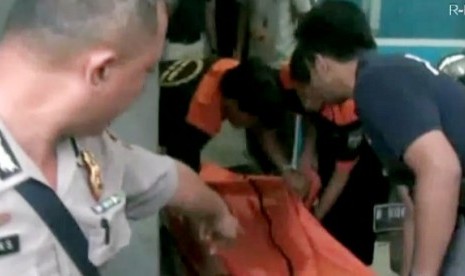 Evakuasi jenazah pria paruh baya yang ditemukan tewas gantung diri di kawasan Jakarta Barat