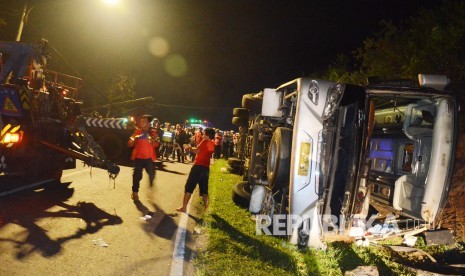 Evakuasi kecelakaan bus pariwisata di tanjakan Emen, Kecamatan Ciater, Kabupaten Subang, Sabtu (10/2).