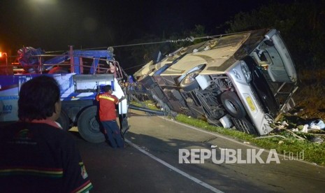 Evakuasi kecelakaan bus pariwisata di tanjakan Emen, Kecamatan Ciater, Kabupaten Subang, Sabtu (10/2).