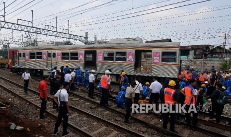 EVAKUASI KERETA ANJLOK. Petugas mengevakuasi Kereta Rel Listrik (KRL) 1507 jurusan Bogor-Muara Angke di kawasan Stasiun Manggarai, Jakarta Selatan, Selasa (3/10).