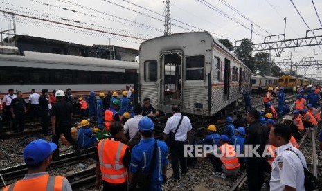 EVAKUASI KERETA ANJLOK. Petugas mengevakuasi Kereta Rel Listrik (KRL) 1507 jurusan Bogor-Muara Angke di kawasan Stasiun Manggarai, Jakarta Selatan, Selasa (3/10).