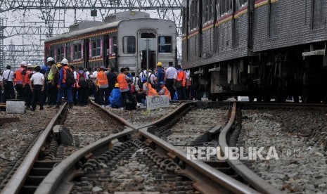 EVAKUASI KERETA ANJLOK. Petugas mengevakuasi Kereta Rel Listrik (KRL) 1507 jurusan Bogor-Muara Angke di kawasan Stasiun Manggarai, Jakarta Selatan, Selasa (3/10).