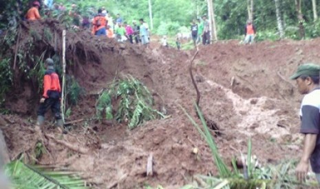 evakuasi korban banjir dan longsor yang terjadi di Dusun Diwinong RT 03 RW 04, Desa Penungkulan, Kecamatan Gebang, Kabupaten Purworejo, Jawa Tengah