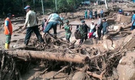 Evakuasi korban banjir dan tanah longsor di Desa Sukakerti, Subang, Jawa Barat, Rabu (25/5).