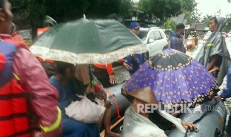 Evakuasi korban banjir yang dilakukan sejumlah petugas Kepolisian dibantu masyarakat di Kabupaten Kulonprogo.  Masyarakat terdampak banjir diarahkan ke pos pengungsian dan dapur umum di Komplek Kecamatan Panjatan. Selasa (28/11).