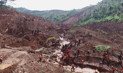 Evakuasi korban bencana tanah longsor di Ponorogo