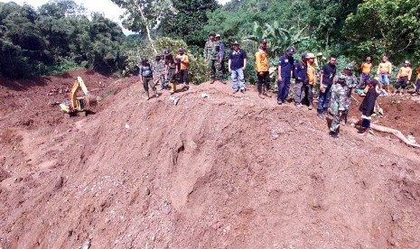 Evakuasi korban bencana tanah longsor di Ponorogo, Jawa Timur