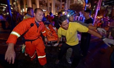 Evakuasi korban bom di BAngkok, Thailand, Senin (17/8)