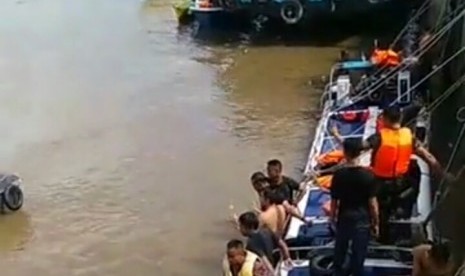 Evakuasi korban Kapal Anugerah Express yang tenggelam tak jauh dari dermaga Pelabuhan Tanjung Selor, Kalimatan Utara, Senin (1/1)