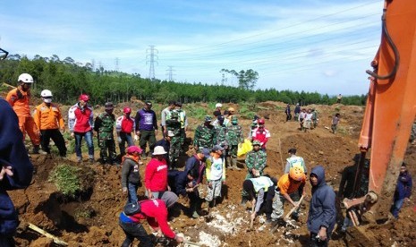 Evakuasi korban longsor Pangalengan.