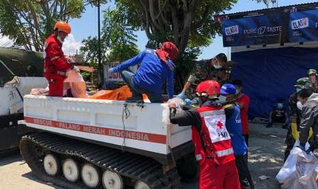 Evakuasi korban oleh tim rescue PMI di Palu, Sulteng.