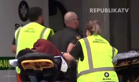 Evakuasi korban penembakan di Masjid Christchurch, Selandia Baru, Jumat (15/3).