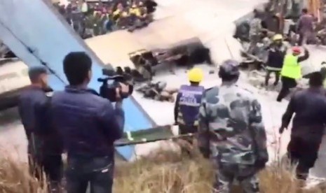 Evakuasi korban pesawat jatuh di di bandara Kathamandu, Nepal 