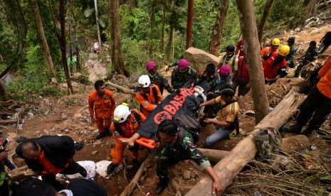 Evakuasi Korban Tambang. Tim SAR gabungan menggotong jenazah dari korban pertambang emas tanpa izin yang ambruk, Tedi Mokodompit yang akhirnya meninggal dunia usai ditemukan hidup dalam proses eevakuasi di Desa Bakan, Kabupaten Bolaang Mongondouw, Sulawesi Utara, Kamis (28/2/2019). 