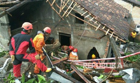 Evakuasi korban terdampak longsor dan banjir di Kabupaten Kulonprogo dan Kabupaten Gunung Kidul, DI Yogyakarta. Evakuasi dilakukan tim operasi gabungan mulai dari BPBD, Polri, TNI, dan masyarakat. Rabu (29/1)). 