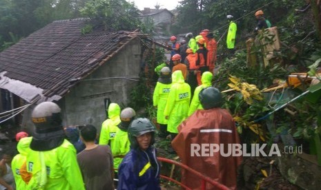 Evakuasi korban terdampak longsor dan banjir di Kabupaten Kulonprogo dan Kabupaten Gunung Kidul, DI Yogyakarta. Evakuasi dilakukan tim operasi gabungan mulai dari BPBD, Polri, TNI, dan masyarakat. Rabu (29/1)). 