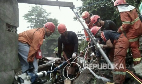 Evakuasi korban terdampak longsor dan banjir di Kabupaten Kulonprogo dan Kabupaten Gunung Kidul, DI Yogyakarta. Evakuasi dilakukan tim operasi gabungan mulai dari BPBD, Polri, TNI, dan masyarakat. Rabu (29/1)). 