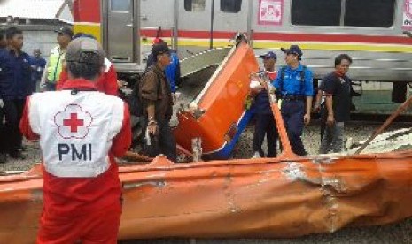 Evakuasi Metromini di perlintasan Stasiun Angke