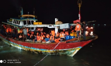 Evakuasi para penumpang kapal KM Santika Nusantara juga dibantu oleh kapal-kapal tradisional dan juga kapal rakyat setempat.