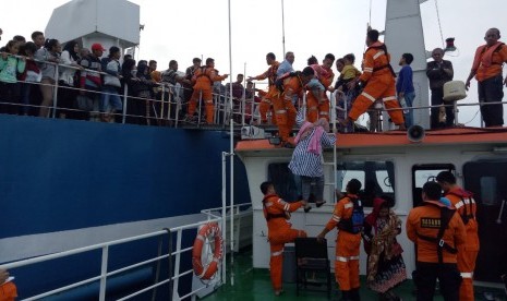 Evakuasi penumpang KMP Mutiara II yang kandas di depan Pulau Rimau Balak oleh Basarnas. Sebanyak 516 penumpang berhasil dievakuasi dan saat ini berada di Ruang tunggu Pelabuhan Bakauheni, Lampung. Jumat (7/6).