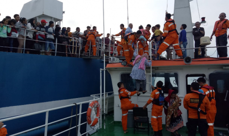 Evakuasi penumpang KMP Mutiara Persada II yang kandas di depan Pulau Rimau Balak oleh Basarnas. Sebanyak 516 penumpang berhasil dievakuasi dan saat ini berada di Ruang tunggu Pelabuhan Bakauheni, Lampung. Jumat (7/6)