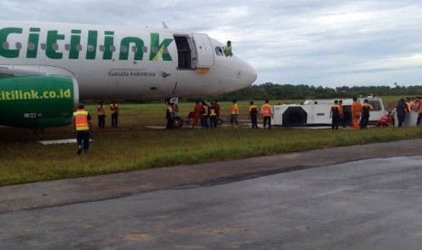 Evakuasi pesawat Citilink yang tergelincir di Bandara Internasionbal Minangkabau, Senin (3/8). 