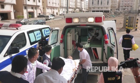 Evakuasi terakhir lima jamaah haji di Klinik Kesehatan Haji Indonesia (KKHI) Daker Madinah, Senin (21/8). Namun, masih ada empat jamaah haji yang sebetulnya bisa dievakuasi, tapi terkendala paspor.