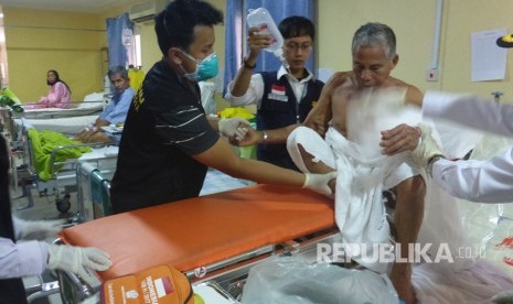 Evakuasi terakhir lima jamaah haji di Klinik Kesehatan Haji Indonesia (KKHI) Daker Madinah, Senin (21/8). Namun, masih ada empat jamaah haji yang sebetulnya bisa dievakuasi, tapi terkendala paspor.