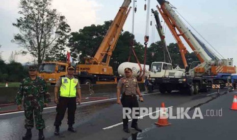  Evakuasi Truk tangki bermuatan liquefied petroleum gas (LPG) atau elpiji milik Pertamina yang terguling di Jalan Tol Jagorawi KM 44 +200A arah Ciawi.