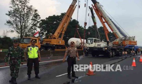 Evakuasi truk tangki bermuatan liquefied petroleum gas (LPG) atau elpiji milik Pertamina yang terguling di Jalan Tol Jagorawi KM 44 +200A arah Ciawi.