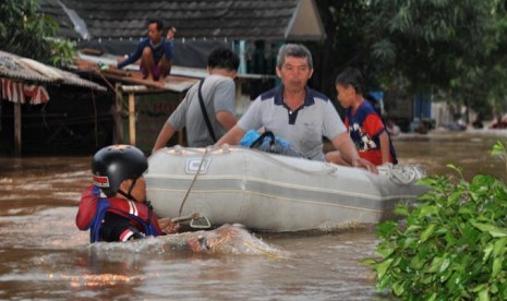 Evakuasi warga akibat banjir di Muara Gembong, Kabupaten Bekasi