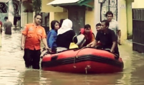 Evakuasi warga korban banjir di Cililitan, Jakarta Timur