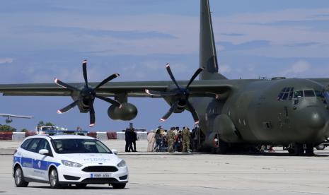 Evakuasi warga negara asing dari Sudan. Gelombang pertama sebanyak 390 warga negara Indonesia (WNI) yang dievakuasi dari Sudan telah diterbangkan ke Tanah Air dari Jeddah, Arab Saudi. 