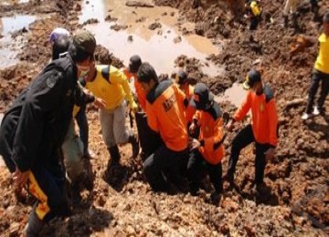 Evakuasi korban banjir bandang di Wasior