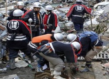 Evakuasi mayat korban tsunami di kota Higashimatsushima.