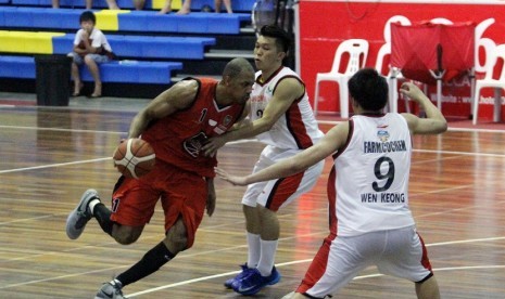 Evan Brock (1), pebasket Hang Tuah Sumsel asal Amerika Serikat, menerobos pertahanan lawan, Farmchochem Malaysia, dalam lanjutan laga di turnamen Mutiara Champions Cup yang digelar di Bukit Serindit Indoor Basketball Court, Melaka, Malaysia, Minggu (30/8) 