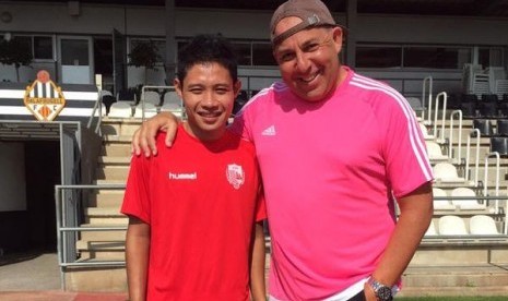 Evan Dimas bersama Pelatih Llagostera Oriol Alsina